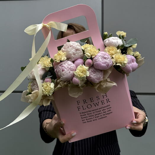 «Нежность и солнце» ️🌹  композиция из кустовых пион Сара бернара с желтыми кустовыми диантусами🌞💖