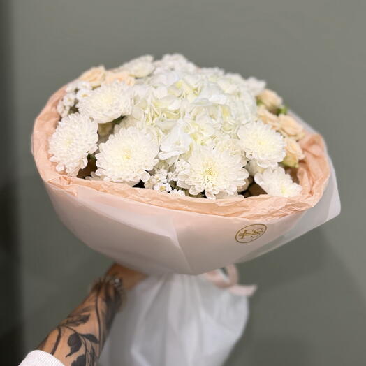 Букет с гортензией,хризантемой и кустовой розой