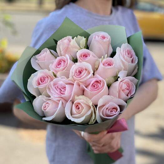 15 нежно розовых роз