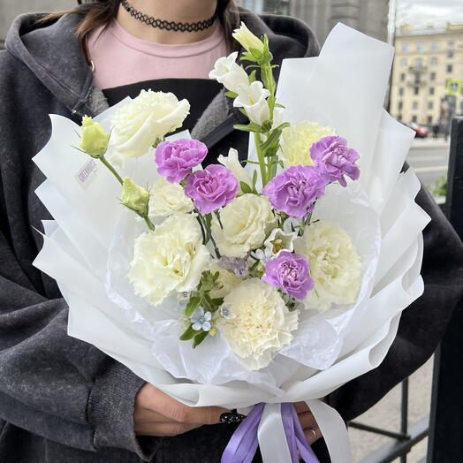 Букет «Кружевной сон» в коробке: эустома, кампанула, оксипеталум, гвоздика