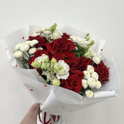 Букет из красных роз и эустомы