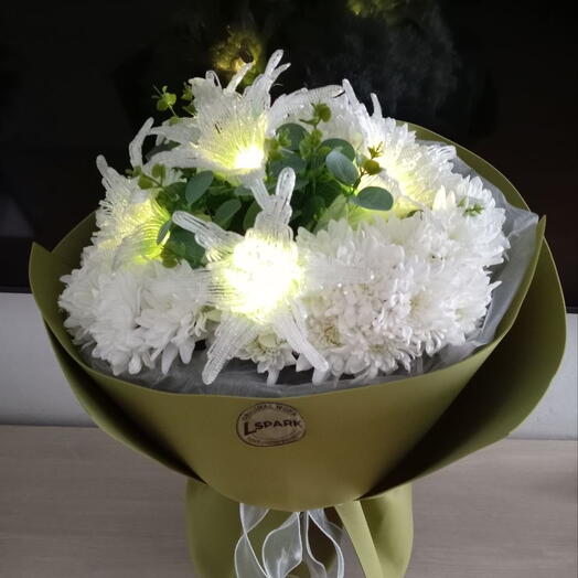 "Wow effect" hybrid bouquet two in one. Lightning Lilies and 10 real white Chrisantemus