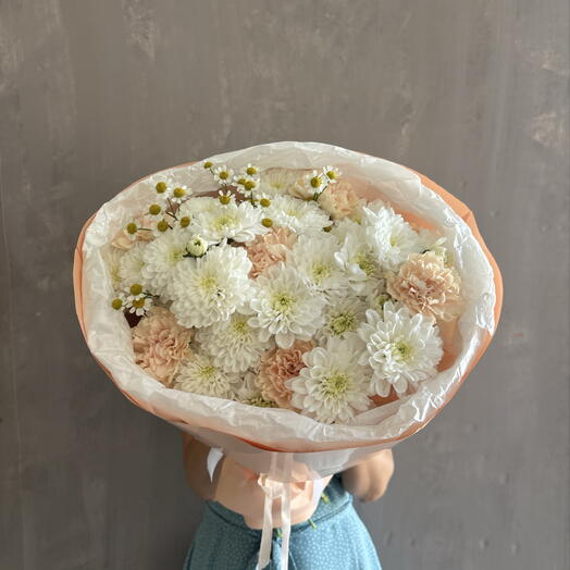 Нежный авторский букет из кустовой хризантемы, гвоздики и кустовой ромашки