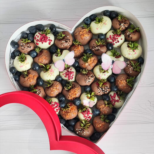 Сердце с клубникой в шоколаде и голубикой