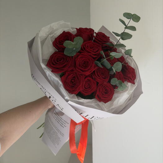 Красные розы с эвкалиптом