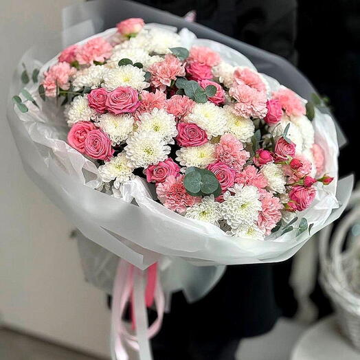 Пышный букет из Кустовых роз, Хризантем и Гвоздик
