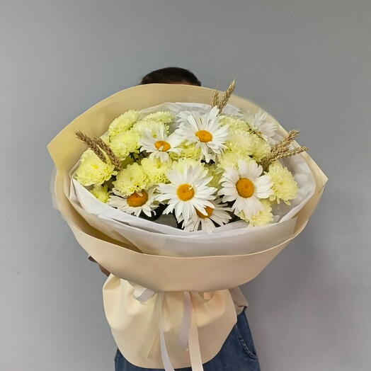 Яркий букет с хризантемой и ромашками