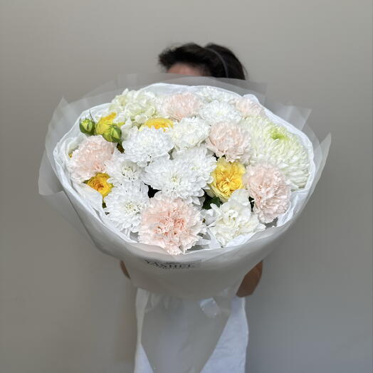 Нежный букет с кустовыми и одноголовыми хризантемами, диантусами и кустовыми розами