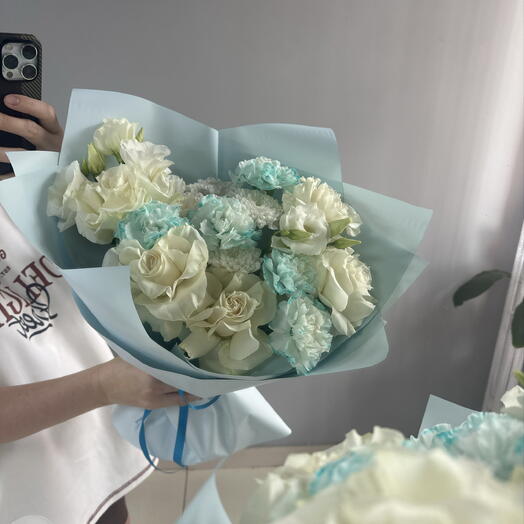Букет из ажурных белых роз и диантусов