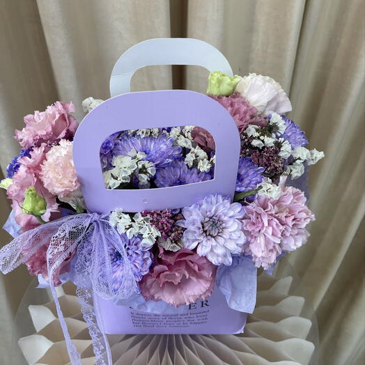 Лавандовая хризантема с розовой эустомой и статицей в сиреневой сумочке 💜
