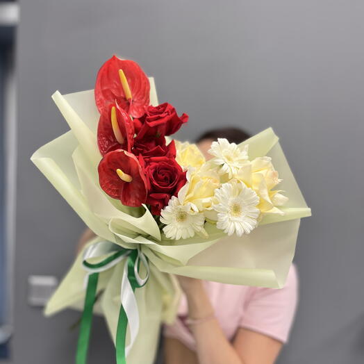 Букет с антуриумом и розами🌹