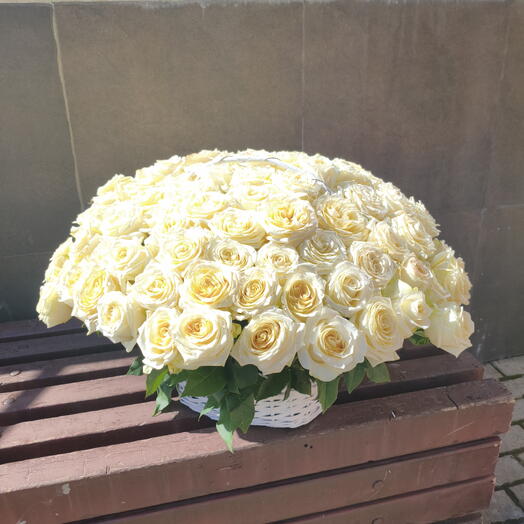 Розы пионовидные в корзине 101шт