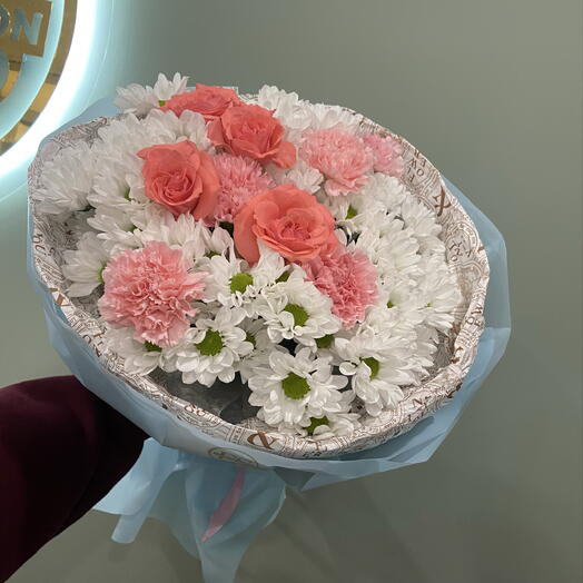 Букет с кустовой розой , диантусами и хризантемой