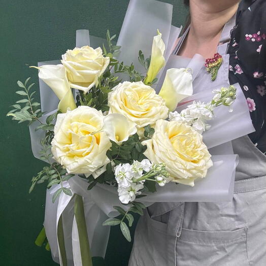 Букет из роз, калл, маттиолы и зелени