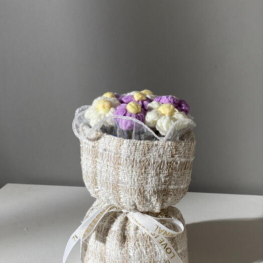 Мини вязаный букетик с фиолетовыми цветами