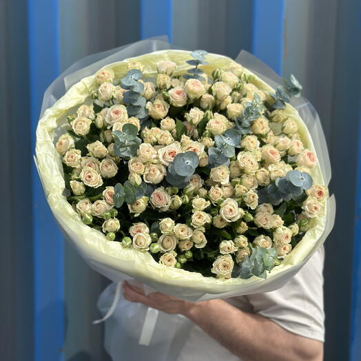 19 кустовых роз 70 см с эвкалиптом