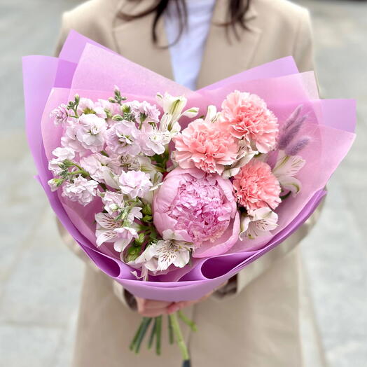 Нежный ароматный букет пион, маттиола, стойкие альстромерия и диантус🌸