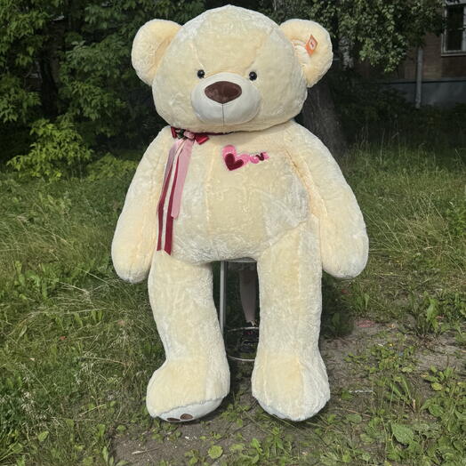 Огромный белый медведь