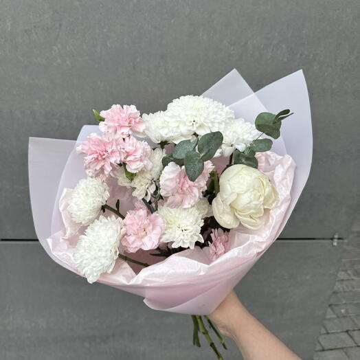 Нежный букет с пионом, хризантемой и кустовым диантусом