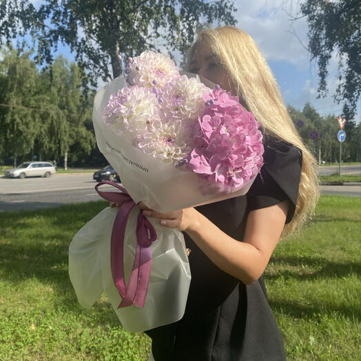 Букет с гортензией и георгинами