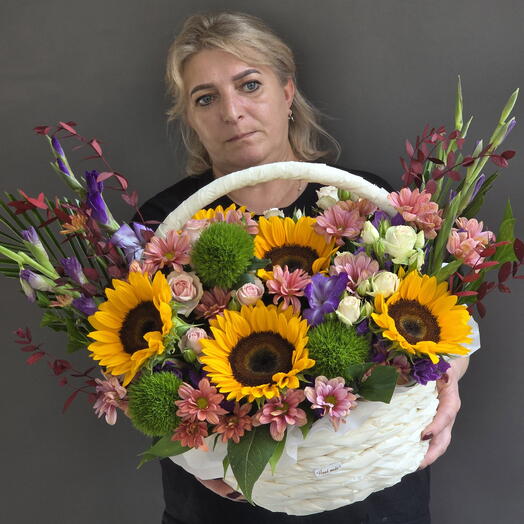 Летняя корзина с подсолнухами и гладиолусами