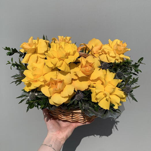 Корзина из роз и иригиума