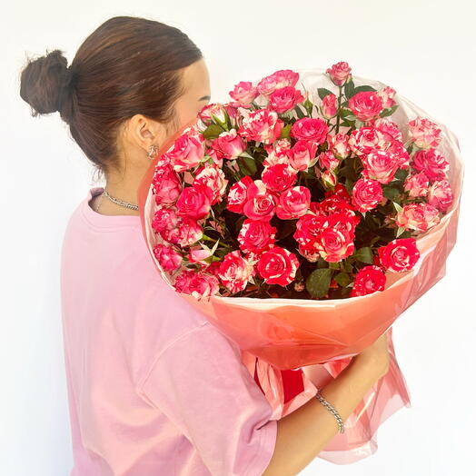 Букет из яркой кустовой розы 🌹