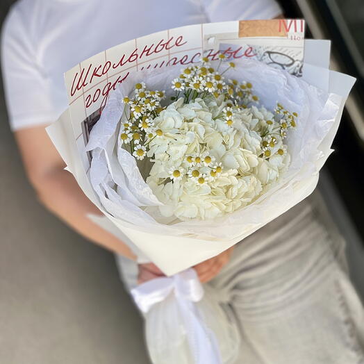 Букет в школу из гортензии и ромашек