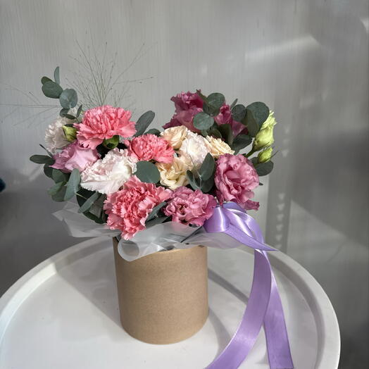 Композиция в шляпной коробке из диантусов, эустомы, кустовой розы, эвкалипта