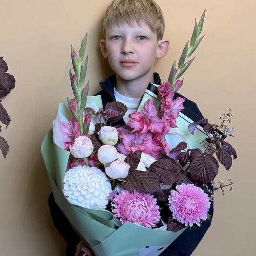 Розовый букет с гладиолусами, георгином и астрами
