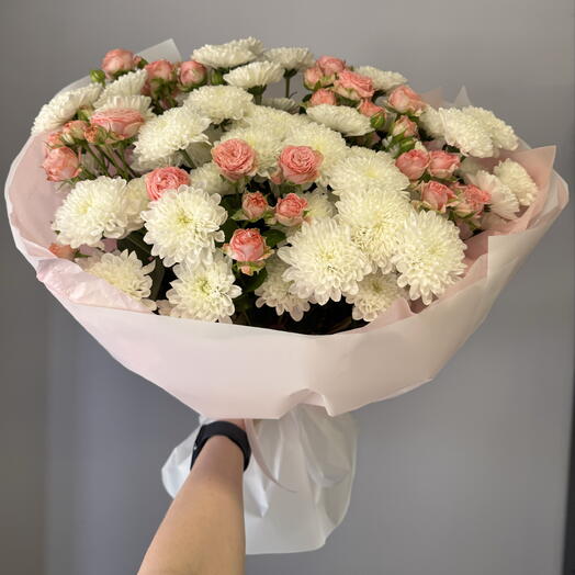 Букет из кустовых роз и хризантем