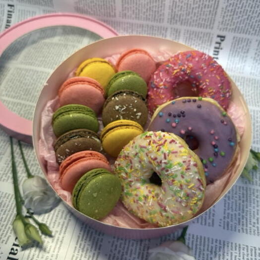 Подарочный набор с пончиками и макаронс