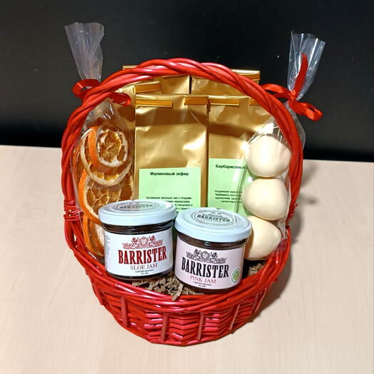 Корзина подарочная с чаем, джемом и клубникой в шоколаде