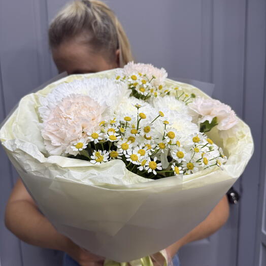 Хризантемы с диантусами и ромашки