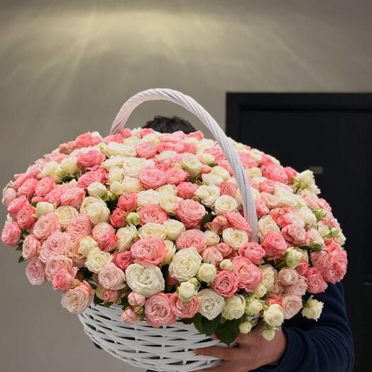 Корзина из кустовых роз
