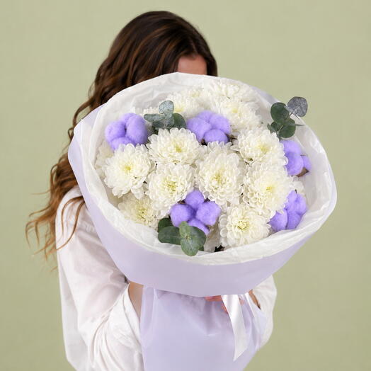 Букет из хризантем и сиреневого хлопка💜
