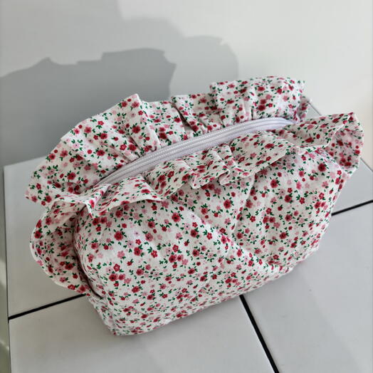 Косметичка ручной работы с рюшами в цветочек🌸