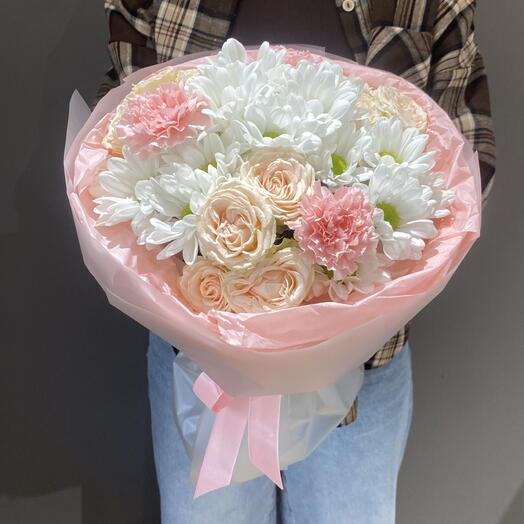 Милый букет из хризантемы,диантусов и кустовой розы 🌸🌸🌸