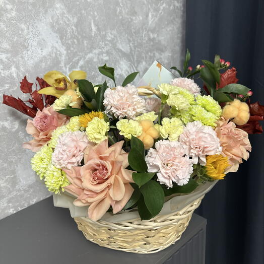 Корзина с цветами и конфетами