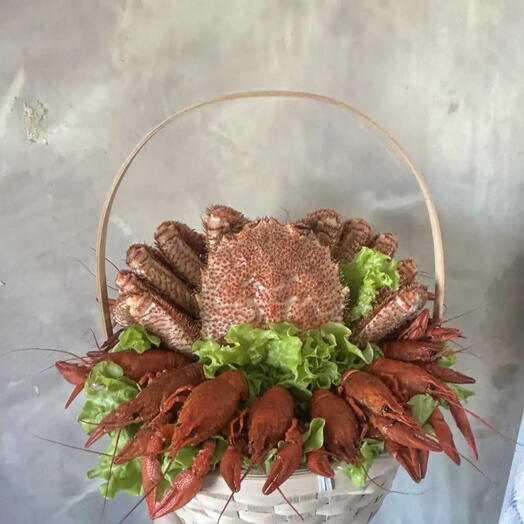 Корзинка с вареными раками и краб волосатик