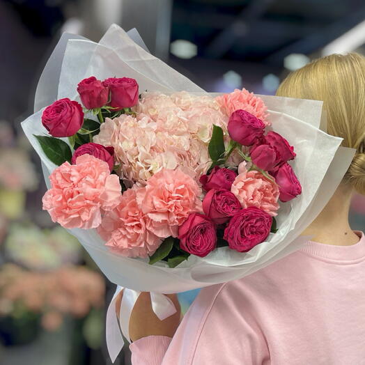Малиновые розы, диантусы, гортензия