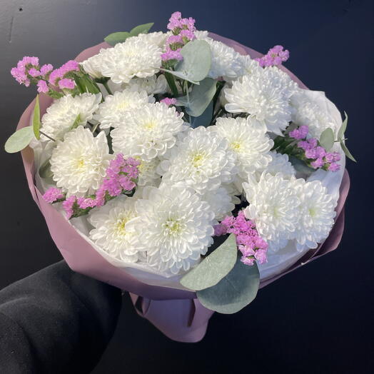 Букет из хризантем, статицы и эвкалипта