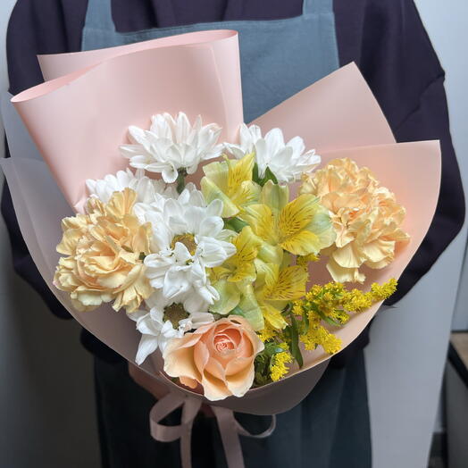 Яркий букет из диантусов, ромашек и лимонных альстромерий