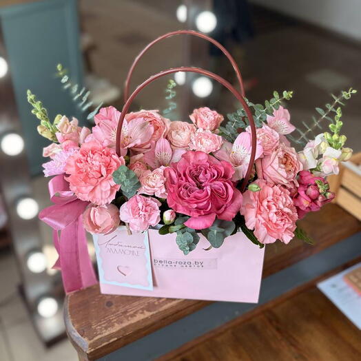 Композиция из пионовидных роз💕