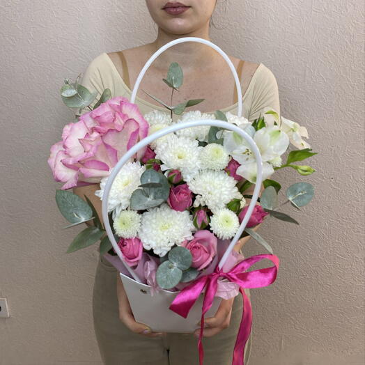 Яркий миг 💖композиция в сумочке из кустовых хризантем, французской розы, кустовых роз и альстромерии