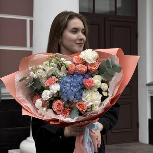 Букет из гортензии и кустовой розы