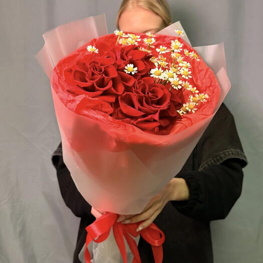 Букет (S) : с матрикарией и красными розами 🌹