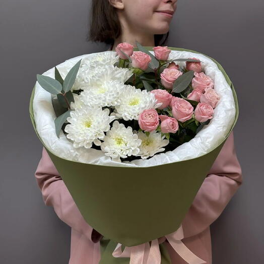 Букет из белых хризантем и кустовых роз