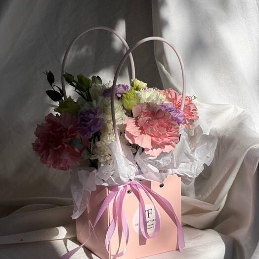 Нежные цветы диантусы в сумочке