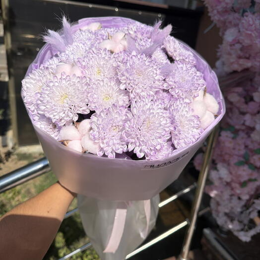 Стойкий букет из кустовой хризантемы,хлопка и лагуруса